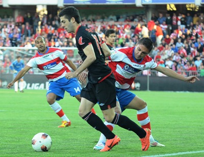 Guilherme Siqueira, en una acción del partido con Susaeta. (BALDOMERO)