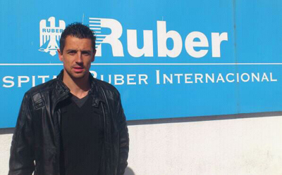 Roberto a las puertas de la Clínica Ruber en Madrid antes de la operación