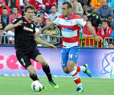 Moisés Hurtado conduce el balón ante la mirada de Llorente. (BALDOMERO)