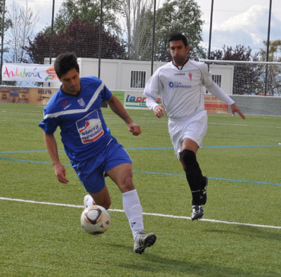 José Ricardo persigue a un jugador local (UBRIC)