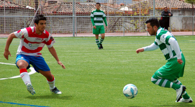 Chino se lleva el balón ante un jugador del Granada B (BENJAMÍN MORALES)