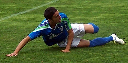 Garrido, jugador de la UD Maracena, tras una dura entrada (LÁZARO)