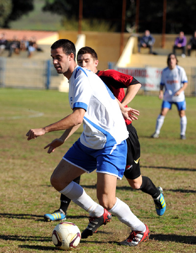 Darío Ruiz perseguido por un jugador del San Pedro