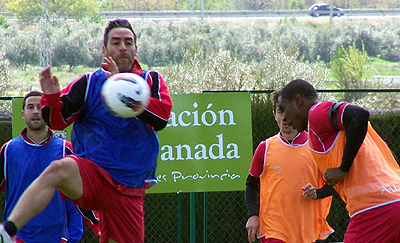 Abel Gómez junto a Ighalo, durante el entreno en Armilla. (GRJ)