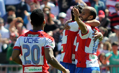 Jara se abraza con Mikel Rico tras conseguir el gol. (BALDOMERO)