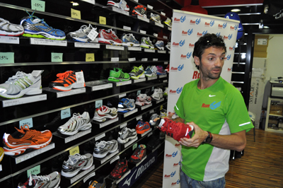 Paquillo, en su tienda deportiva de Guadix