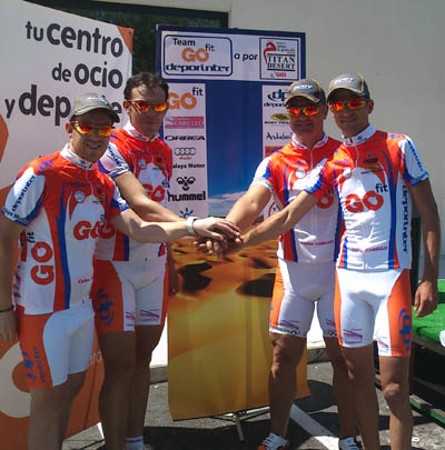 Los integrantes del equipo a las puertas del centro deportivo Go-Fit