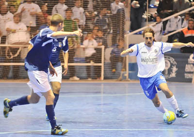 Juanje conduce el balón en el partido frente al Melilla