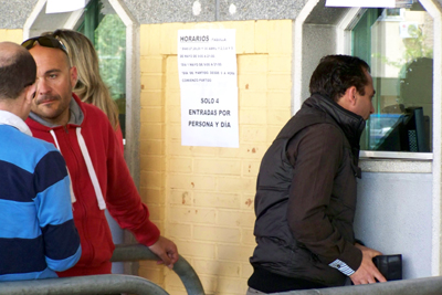 Aficionados esta mañana en las taquillas de Los Cármenes (GRJ)