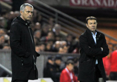 Mourinho y Abel Resino en un momento del encuentro (LAOPINIONDEGRANADA.ES)