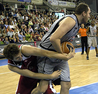 Jasen lucha por el balón con Weis (PACO AYALA)