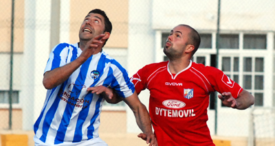 Valentín, jugador del Motril CF, salta con uno del Nerja (MUCHO DEPORTE)