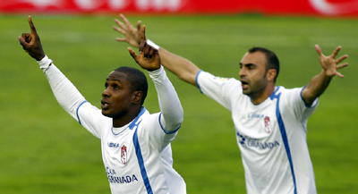 Ighalo y Martins celebran el gol anotado ante el Levante. (LAOPINIONDEGRANADA.ES)