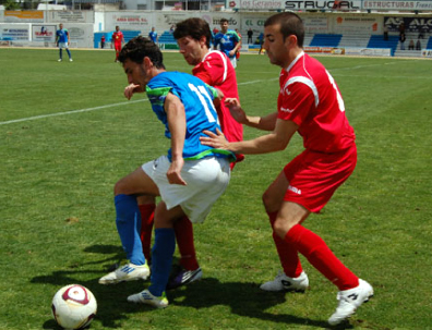 Garrido defiende la pelota ante la presión de dos jugadores del Martos (MARACENA.TV)