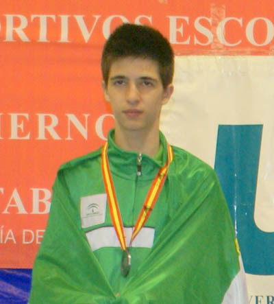 Carlos Cubero posa con la medalla de plata