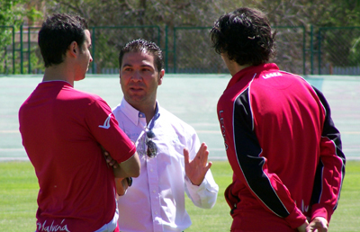 Cordero conversa con Iñigo López y Mainz durante el entrenamiento