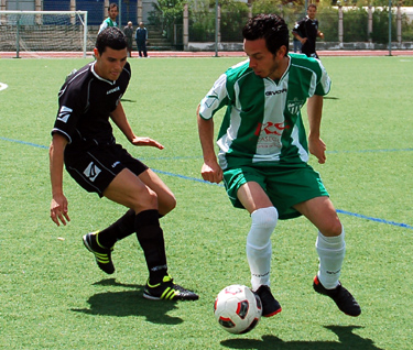 Jaime defendiendo una pelota frente a Furia (BENJAMÍN MORALES)