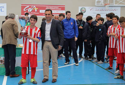 Francisco Rodríguez entregando el trofeo a los campeones