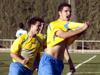 El Huetor Tájar B celebrando su asnceso (PUNTOPENALTI.COM)