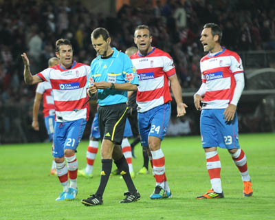 Clos Gómez expulsó dos jugadores del Granada