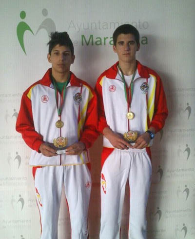 Los dos ganadores posan con sus trofeos