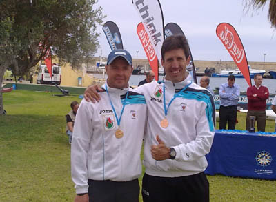 La pareja granadina posa con su medalla de bronce