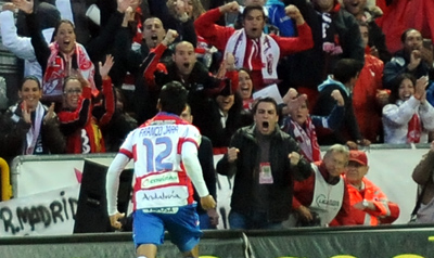 Franco Jara celebrando el tanto con la afición rojiblanca (BALDOMERO)