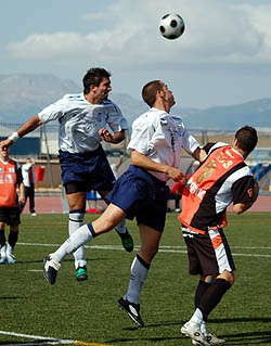 Megias ante dos jugadores del Santa Fe (BALDO)