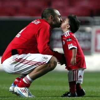 El mundo del fútbol se ha solidarizado con Gustavo