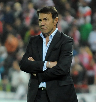 Abel Resino, durante un partido con el Granada. (ARCHIVO)