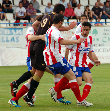 Tres jugadores locales rodean al rojiblanco Hans (ALONSO)