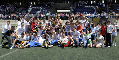 Los jugadores celebran el título conseguido (CASTILLO)