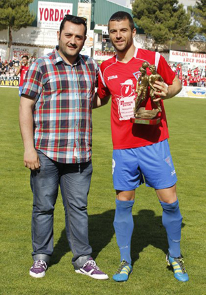 Raúl Espínola recibiendo el galardón