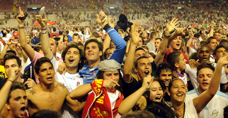 Julio César, Franco Jara e Ighalo celebrando la permanencia en Vallecas (BALDOMERO)