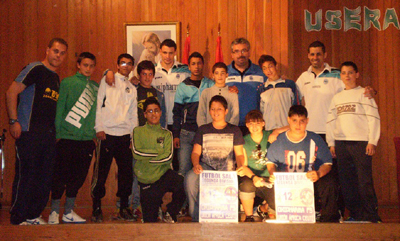 Foto de familia con jugadores y alumnos del centro