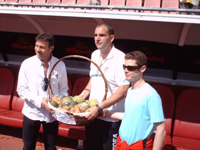 Abel Resino recibe la última cesta de la temporada