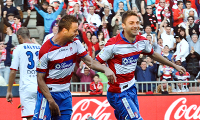 Siqueira y Benítez celebran un gol (Baldomero)
