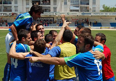 Los jugadores del Maracena celebran su clasificación para la promoción. (MARACENATV)