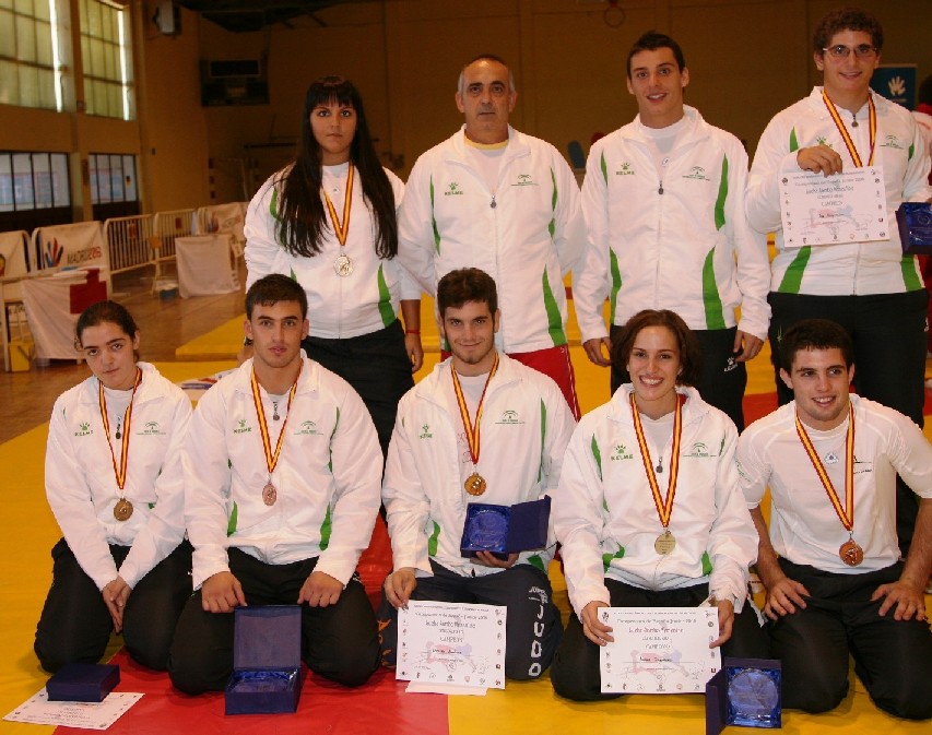 Los medallistas granadinos posan con sus metales