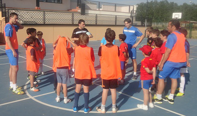 Los jugadores dialogan con los atentos niños de la Hípica