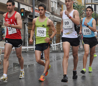 Pablo Oliva, de verde, en plena competición