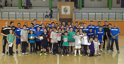 Los jugadores del Oxipharma junto a a los alumnos del centro