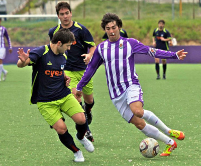 Toni presiona a Javi Navas