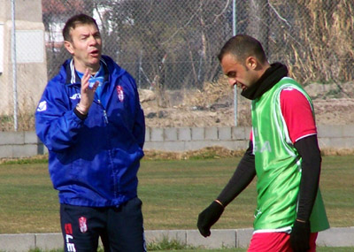 Resino durante una sesión de trabajo con el Granada