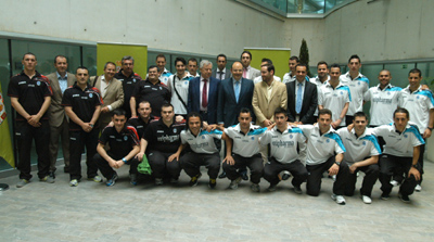 Sebastián Pérez, junto a la plantilla del Oxipharma