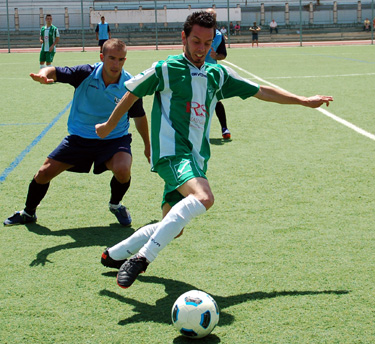 Jaime defendiendo una pelota frente a un jugador malagueño (BENJAMÍN MORALES)