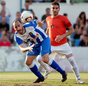 Sergio Gómez con un jugador del Águilas (LAOPINIONDEMURCIA.ES)