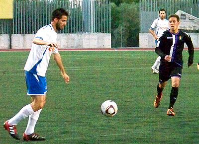 Darío Ruiz golpea el balón en el partido ante el Valladolid B (CASTILLO)