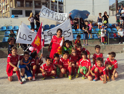 Los miembros del equipo celebrando su triunfo