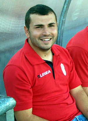 Rafa Morales en el banquillo rojiblanco (LÁZARO)
